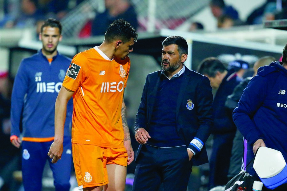 Tiquinho Soares (esq.) lesionou-se no encontro de domingo frente ao Portimonense   
