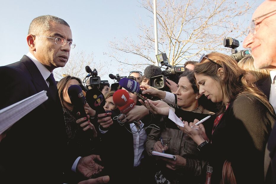 Carlos Silva quer depor no Consulado, mas o juiz insiste que seria melhor ser ouvido em Lisboa. Angola recusa notificar banqueiro      