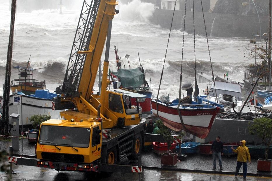 Mau tempo no porto de Câmara de Lobos, na Madeira