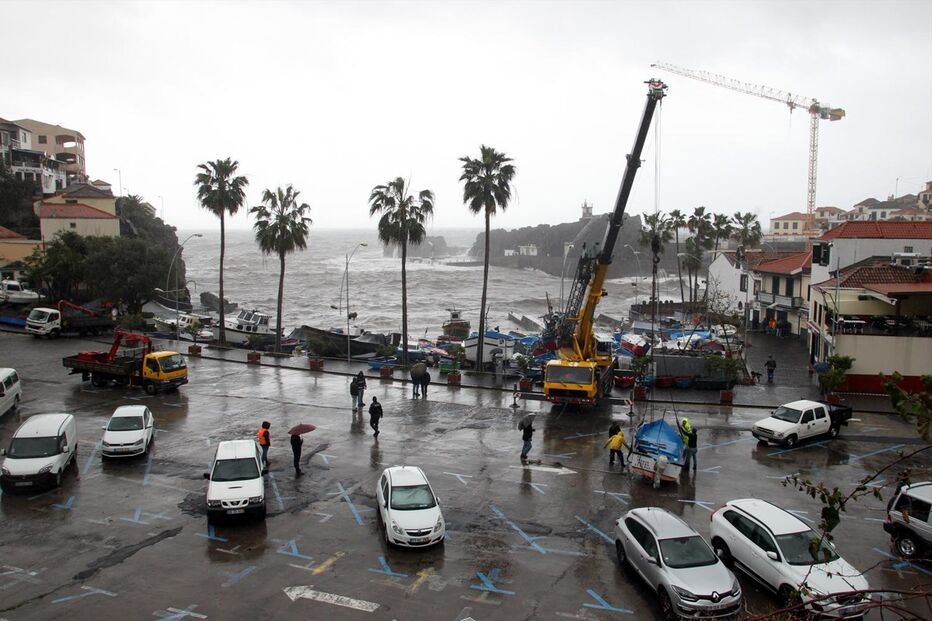 Mau tempo no porto de Câmara de Lobos, na Madeira