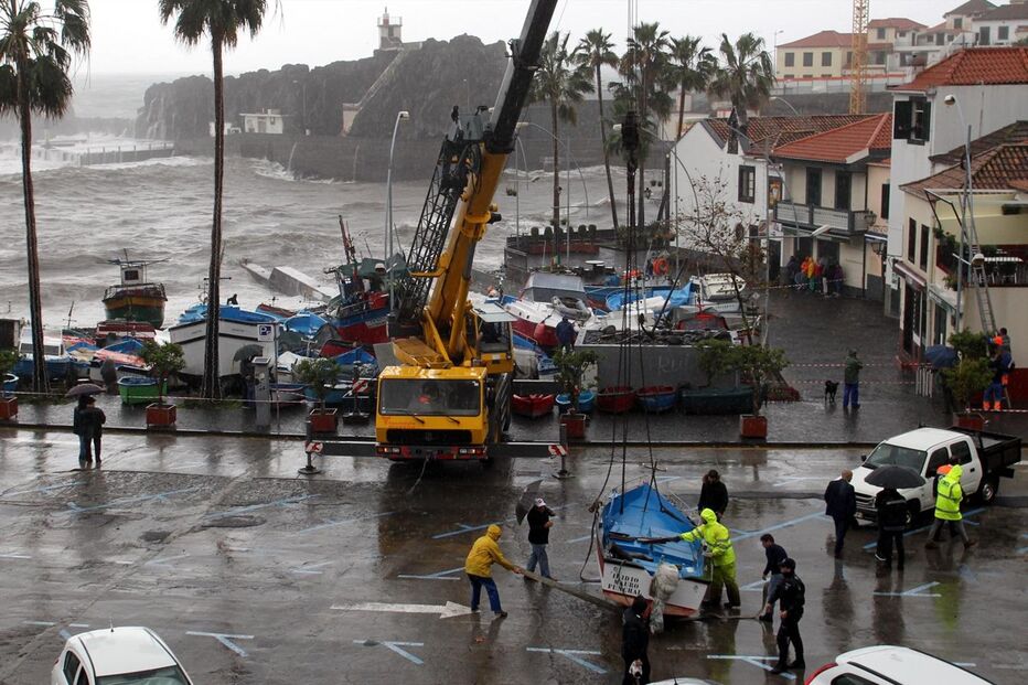 Mau tempo no porto de Câmara de Lobos, na Madeira