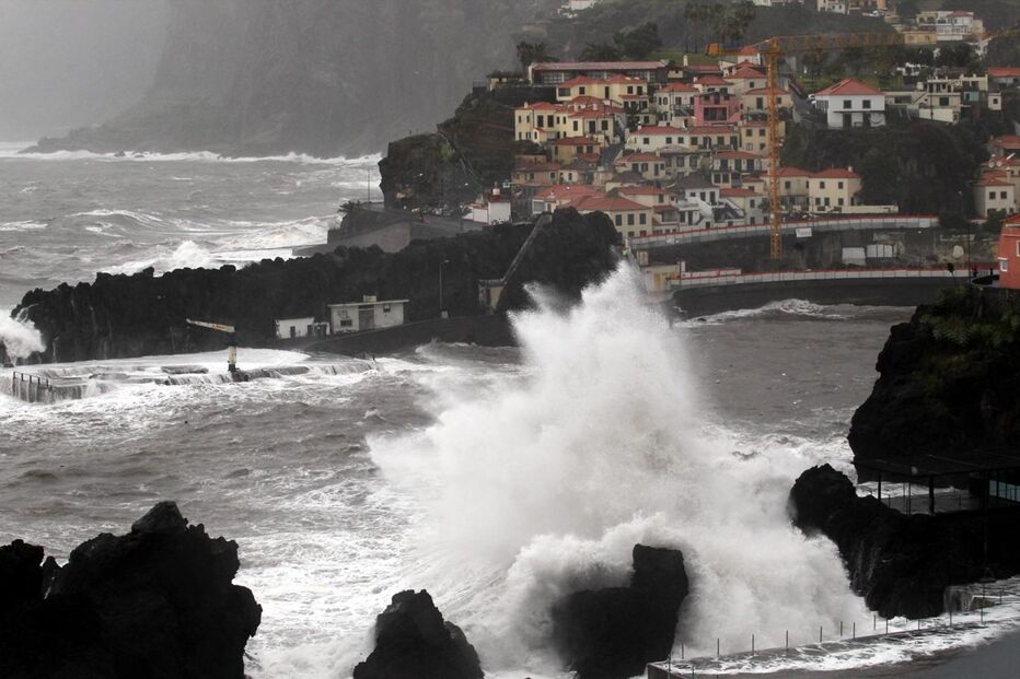Mau tempo no porto de Câmara de Lobos, na Madeira