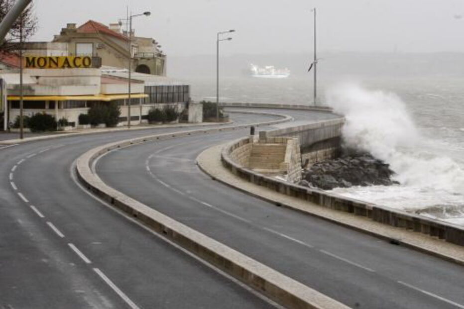Ondas obrigam a cortar Estrada Marginal junto a Caxias