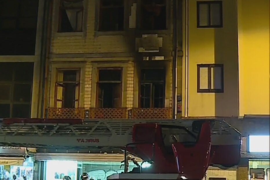 Mulher salta de Segundo andar para escapar às chamas no Porto	