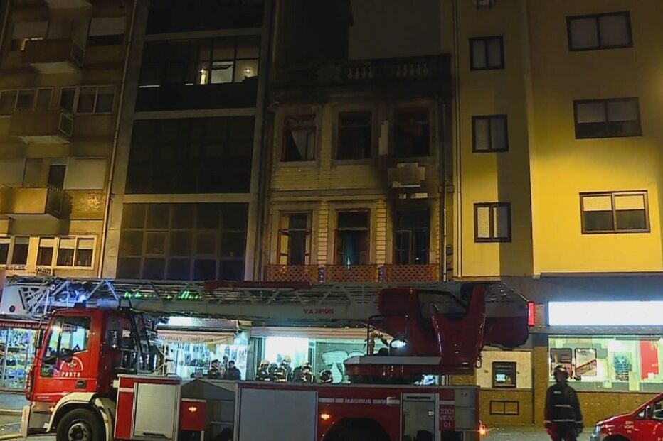 Mulher salta de Segundo andar para escapar às chamas no Porto	