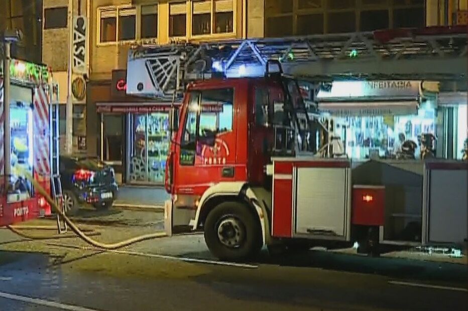 Mulher salta de Segundo andar para escapar às chamas no Porto	