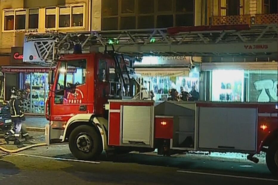 Mulher salta de Segundo andar para escapar às chamas no Porto	