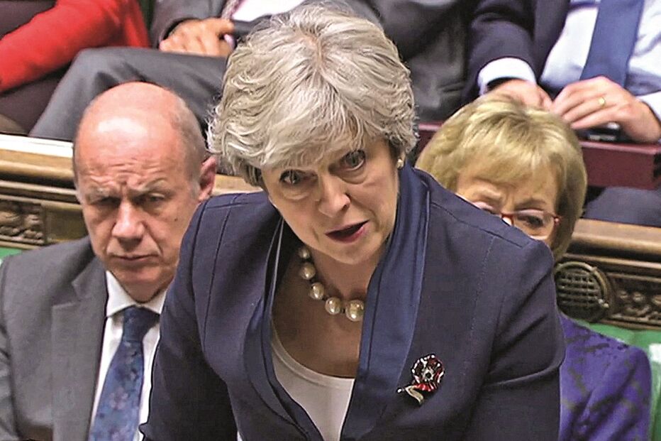 Theresa May garante que nenhum primeiro-ministro britânico pode aceitar a imposição de controlos aduaneiros entre a Irlanda do Norte e o resto do Reino Unido  