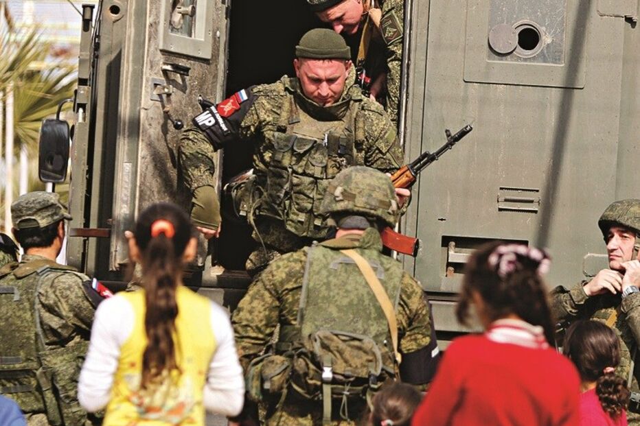 Militares russos com civis sírios junto a Ghouta Oriental