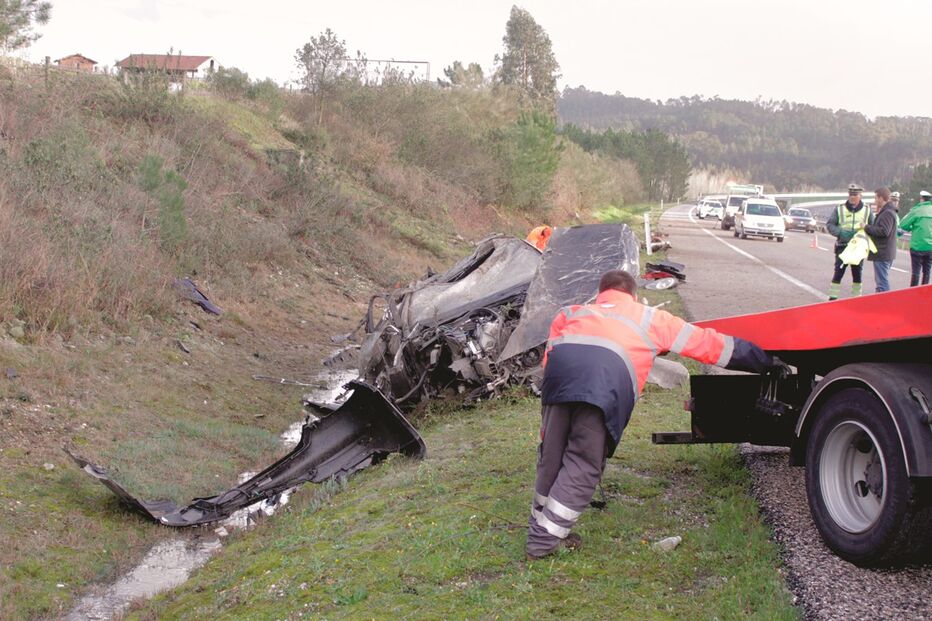 Carro que transportava a família capotou e deixou destroços ao longo de 100 metros da via. Pai e mãe morreram e os filhos ficaram feridos 