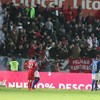 Petardo rebenta perto de guarda-redes do Feirense durante jogo com Benfica