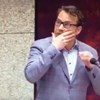 Ativista gera o pânico ao saltar de galeria no parlamento holandês