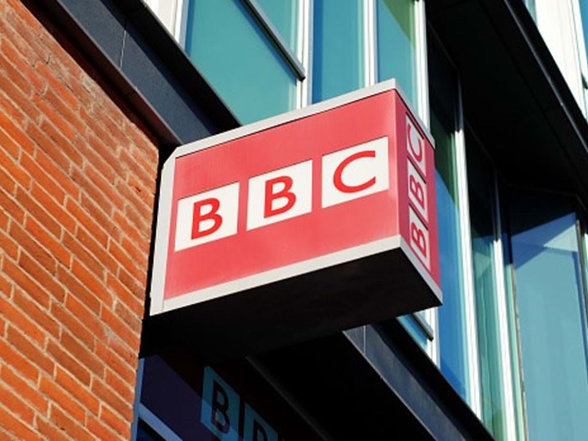 BBC proíbe pessoas brancas de se candidatarem a estágio de 21 mil euros para dois programas - Mundo