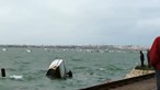 Homem tenta salvar barco virado em Faro e é resgatado por populares