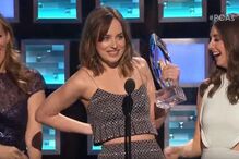Dakota Johnson ficou com o top aberto após receber um prémio mas brincou com a situação