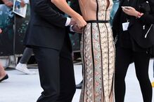 Margot Robbie foi traída pelo fecho do vestido e pediu a Alexander Skarsgard que a ajudasse