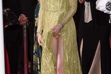 Emma Stone mostrou demais nos Óscares de 2015 ao levantar o vestido para não tropeçar