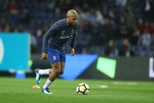 Jogadores do FC Porto aquecem para o clássico com o Sporting