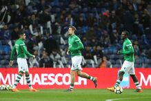  Jogadores do Sporting aquecem para o clássico no Dragão