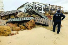 Ondas destruíram estruturas na costa