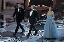 Kelly Marie Tran, Oscar Isaac e Mark Hamill apresentaram um dos Óscares da noite