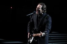 Eddie Vedder, vocalista dos Pearl Jam, durante o momento 