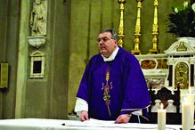 padre, extorsão, fiéis, prostitutos, itália