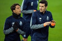 Jogadores do FC Porto aquecem antes do jogo com o Liverpool
