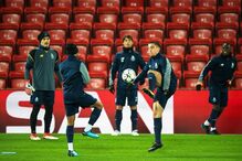Jogadores do FC Porto aquecem antes do jogo com o Liverpool