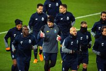 Jogadores do FC Porto aquecem antes do jogo com o Liverpool