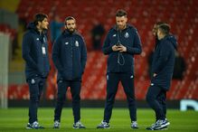 Jogadores do FC Porto aquecem antes do jogo com o Liverpool