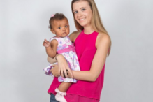 Modelo dá à luz sem saber que estava grávida