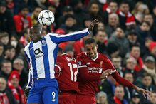 Jogadores em ação no Liverpool - FC Porto