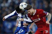 Jogadores em ação no Liverpool - FC Porto