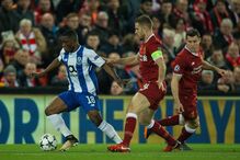 Jogadores em ação no Liverpool - FC Porto