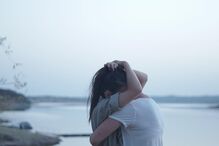 Isaura celebra vitória no Festival da Canção junto da namorada