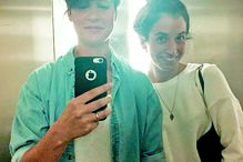 Isaura celebra vitória no Festival da Canção junto da namorada