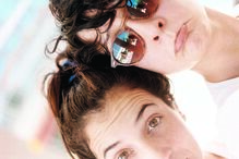 Isaura celebra vitória no Festival da Canção junto da namorada