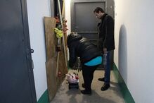 Mãe vê filho bebé morrer antes de ser esmagada por elevador