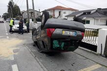 Dois feridos em colisão de carro e camião na Lourosa
