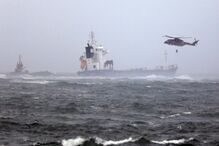 Tripulantes de navio encalhado no Tejo foram retirados de helicóptero