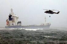 Tripulantes de navio encalhado no Tejo foram retirados de helicóptero