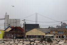 Tripulantes de navio encalhado no Tejo foram retirados de helicóptero