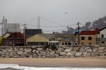 Tripulantes de navio encalhado no Tejo foram retirados de helicóptero