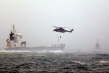 Tripulantes de navio encalhado no Tejo foram retirados de helicóptero