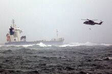 Tripulantes de navio encalhado no Tejo foram retirados de helicóptero