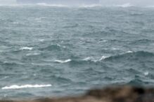 Tripulantes de navio encalhado no Tejo foram retirados de helicóptero