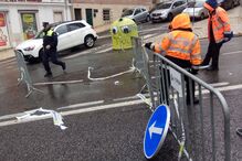 Mau tempo provoca abatimento do piso na rua de Angola, em Lisboa
