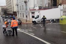Mau tempo provoca abatimento do piso na rua de Angola, em Lisboa