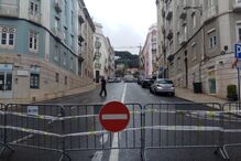 Mau tempo faz abater piso e corta rua no centro de Lisboa